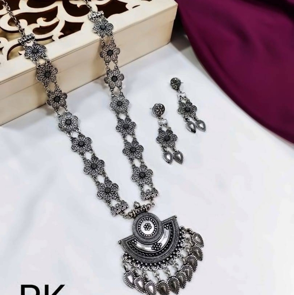 Necklace with earrings - Picture 3 of 16